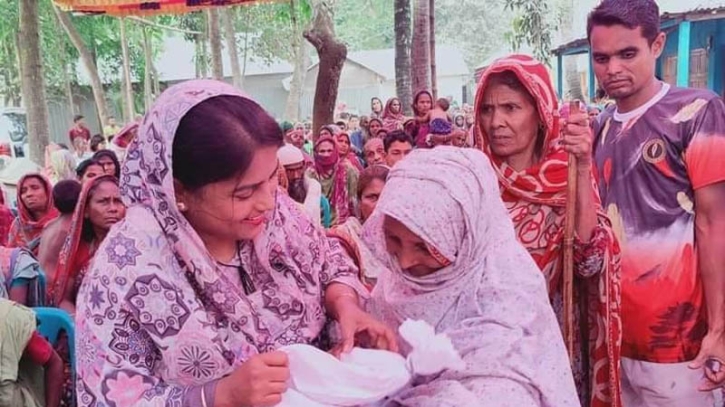 ইসলামপুরে ঈদ সামগ্রী  উপহার দিলেন সাবিনা ইয়াসমিন 